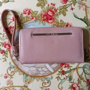 ADORABLE " STEVE MADDEN" BLUSH PINK LEATHER WRISTLET!